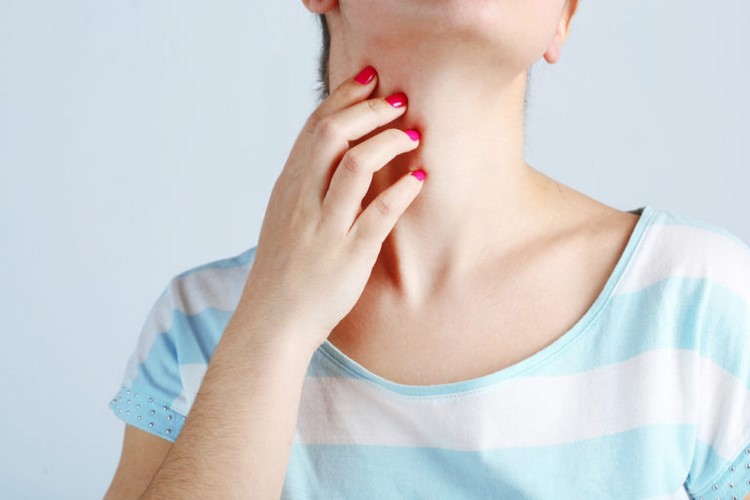 Женщину беспокоит щитовидная железа