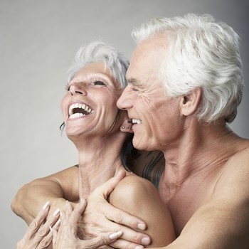 Пожилая пара смеется